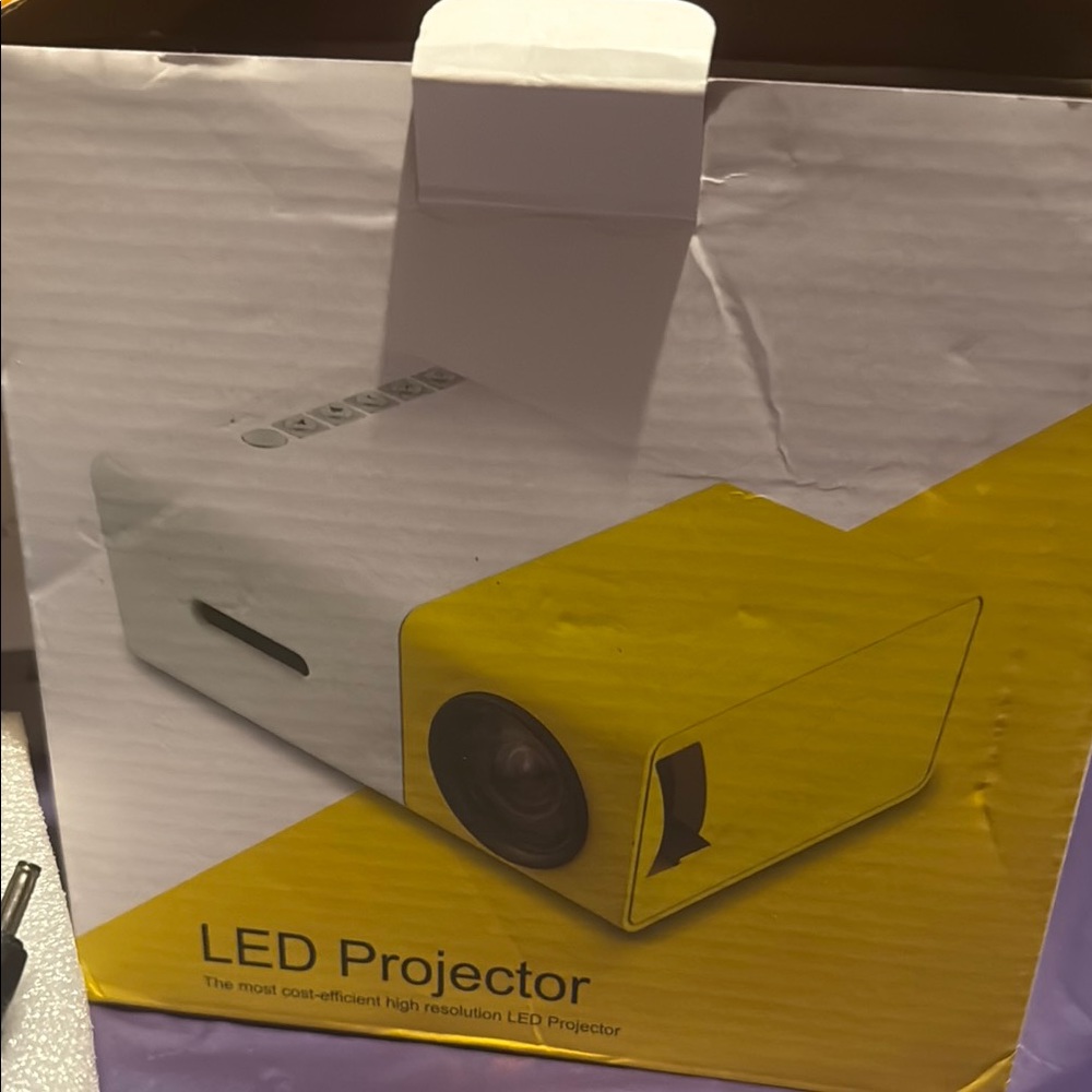 Yellow and White LED Projector (Color is Blue and White) See pictures 🎥📀🎦
